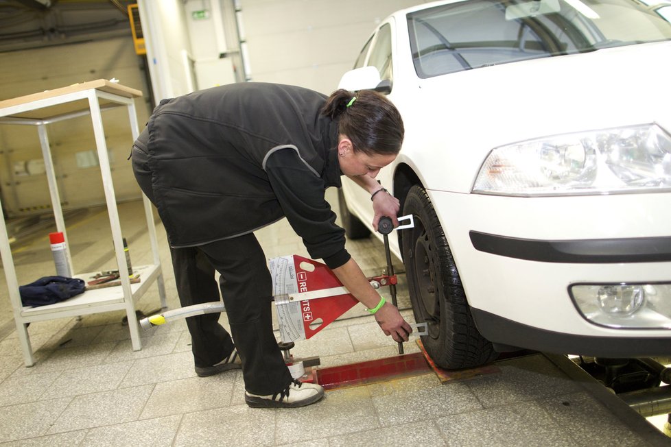 Právě kvůli měření geometrie je nutno přistavit auto na prohlídku bez poklic