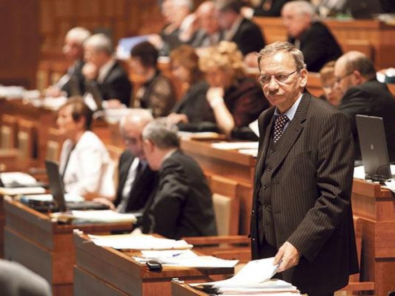 Jak udusit užitečnou snahu? Třeba tak, jakto v roce 2006 udělal senátor Jaroslav Kubera (ODS). TenSenátu předložil návrh na úplné zrušení trestní imunity. A bylopo všem.