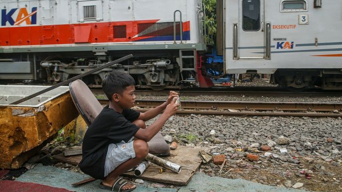 Děti si hrají poblíž železniční trati. Děti si hrají poblíž železniční trati.