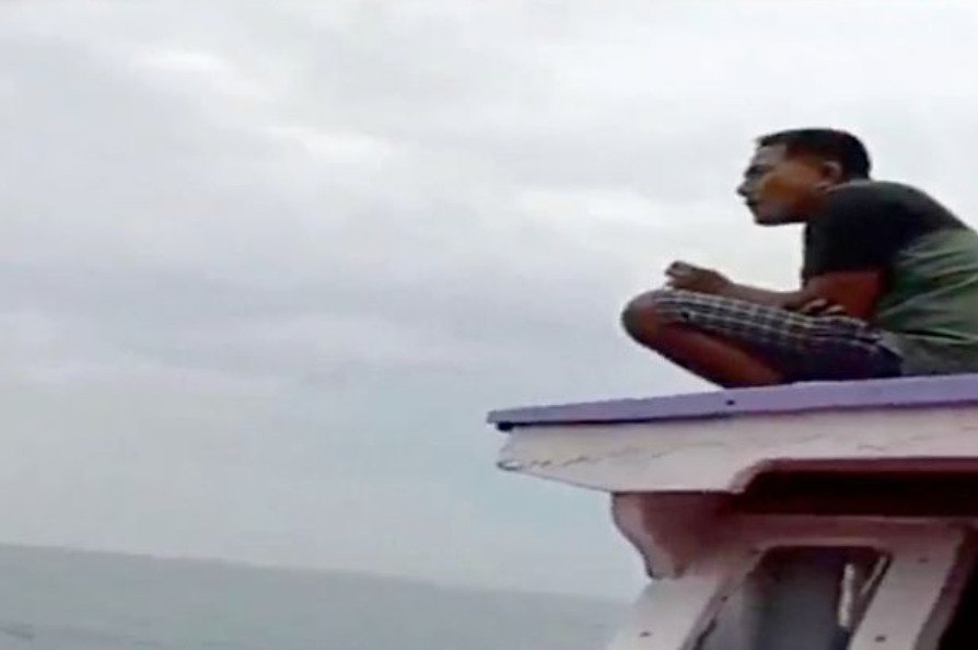 Boeing indonéských aerolinek se zřítil do moře, místní rybáři začali nalézat trosky.