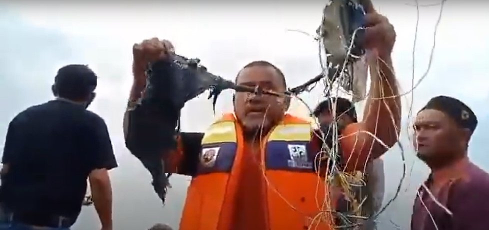 Boeing indonéských aerolinek se zřítil do moře, místní rybáři začaly nalézat trosky.