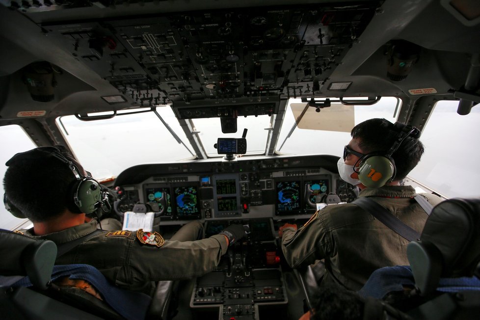 V Indonésii se v sobotu do moře zřítil boeing 737 čtyři minuty po vzletu. Záchranáři vytahují z vody kusy trosek i lidských těl.