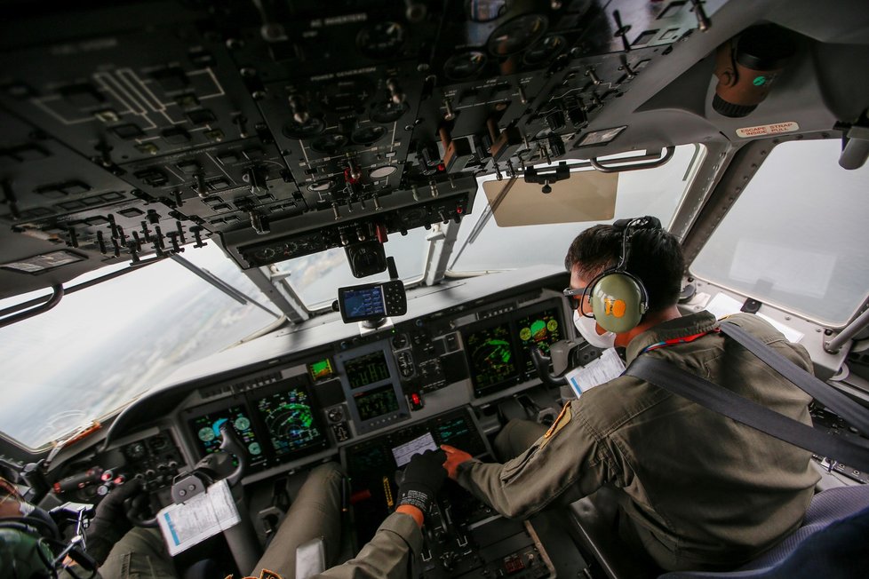 V Indonésii se v sobotu do moře zřítil boeing 737 čtyři minuty po vzletu. Záchranáři vytahují z vody kusy trosek i lidských těl.