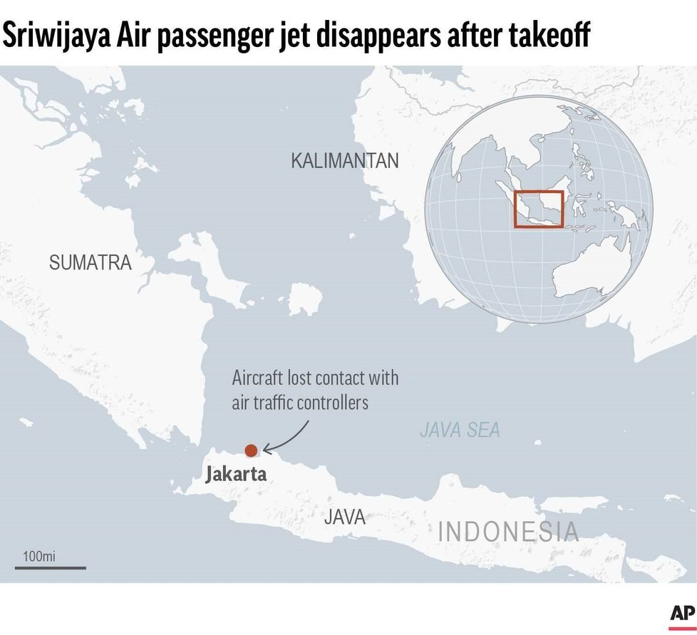 V Indonésii se v sobotu do moře zřítil boeing 737 čtyři minuty po vzletu. Záchranáři vytahují z vody kusy trosek i lidských těl.