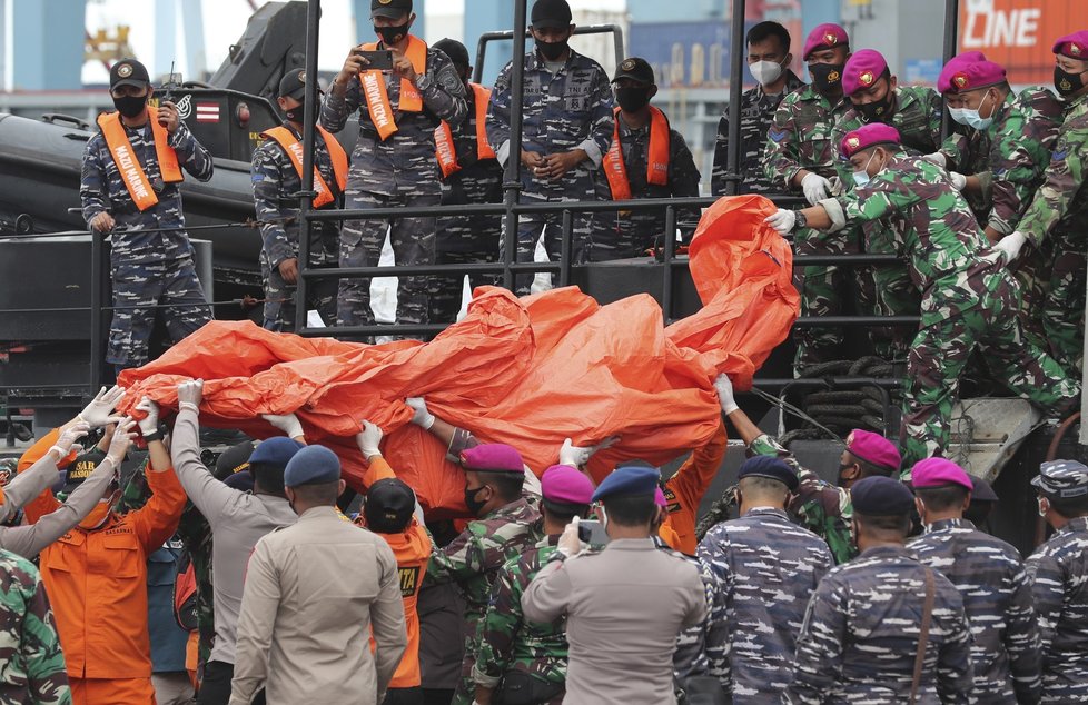 V Indonésii se v sobotu do moře zřítil boeing 737 čtyři minuty po vzletu. Záchranáři vytahují z vody kusy trosek i lidských těl.