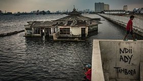 Jakarta je nejrychleji se potápějícím městem na světě, hrozí, že fo roku 2050 zcela zmizí pod vodní hladinou.