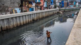 Jakarta je nejrychleji se potápějícím městem na světě, hrozí, že fo roku 2050 zcela zmizí pod vodní hladinou.