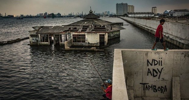 Jakarta se potápí, do roku 2050 prý zmizí pod hladinou moře. V ohrožení jsou i Benátky