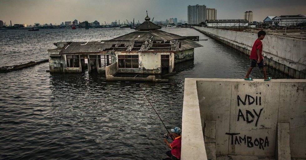 Jakarta je nejrychleji se potápějícím městem na světě, hrozí, že do roku 2050 zcela zmizí pod vodní hladinou.