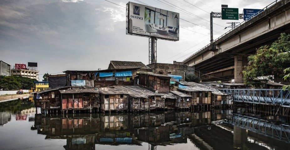 Jakarta je nejrychleji se potápějícím městem na světě, hrozí, že do roku 2050 zcela zmizí pod vodní hladinou.