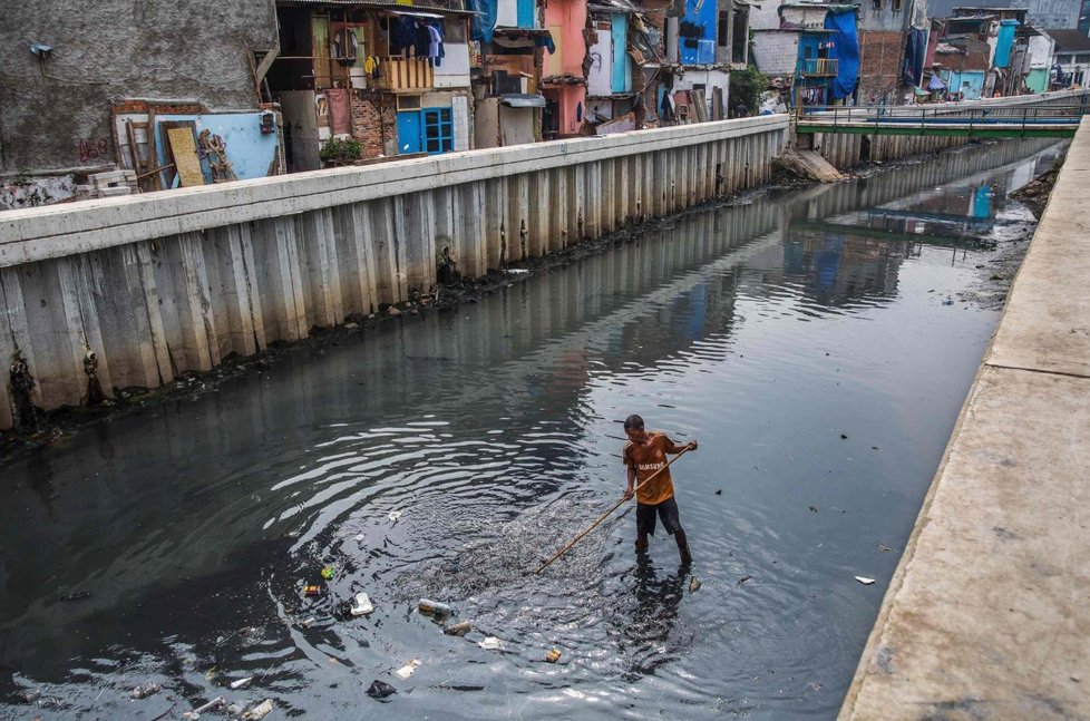 Jakarta je nejrychleji se potápějícím městem na světě, hrozí, že fo roku 2050 zcela zmizí pod vodní hladinou.