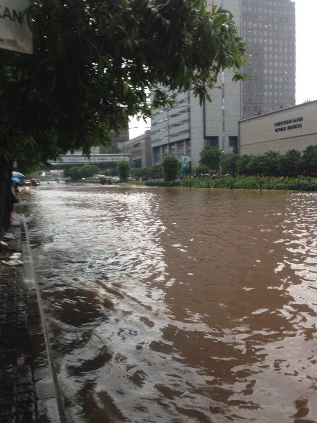 Jakarta je nejrychleji se potápějícím městem na světě, hrozí, že fo roku 2050 zcela zmizí pod vodní hladinou.