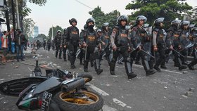 V Jakartě zasahovali i těžkooděnci, demonstrace si vyžádaly šest mrtvých (22.5.2019)