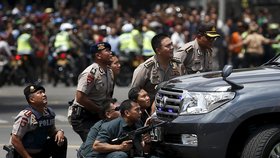 Bombové útoky, které otřásly ve čtvrtek Jakartou, si vybraly mrtvé i zraněné.