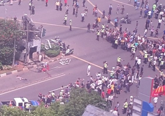 Několik výbuchů otřáslo ve čtvrtek Jakartou. Na místě zůstali mrtví a zranění.