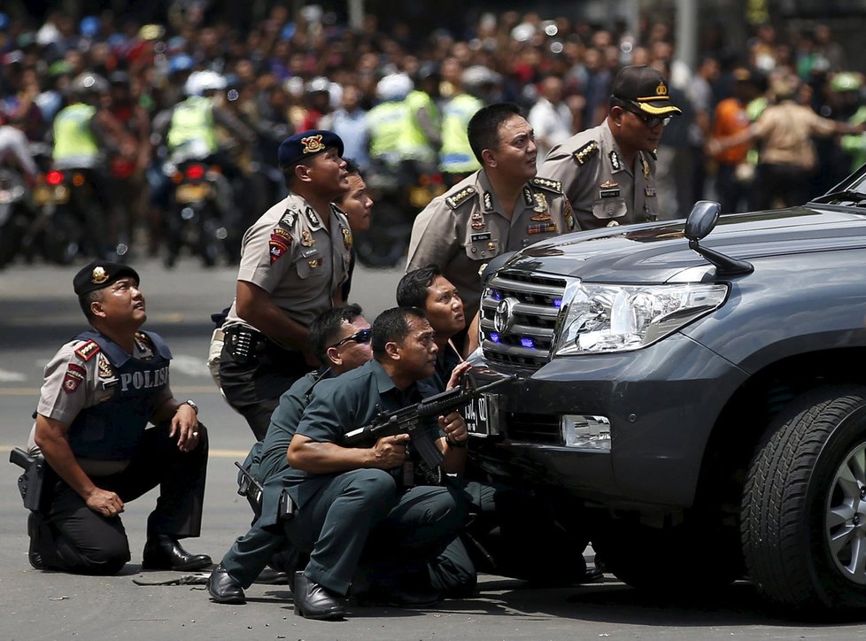 Bombové útoky, které otřásly ve čtvrtek Jakartou, si vybraly mrtvé i zraněné.
