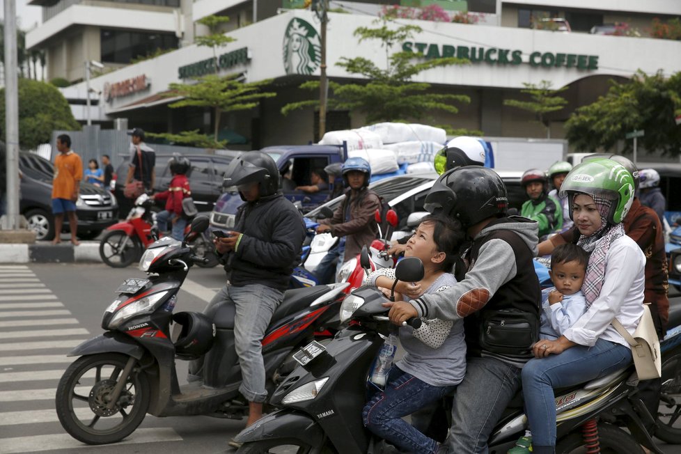 Při útoku teroristů v Jakartě zemřelo sedm lidí včetně pěti útočníků. K akci se přihlásil ISIS.
