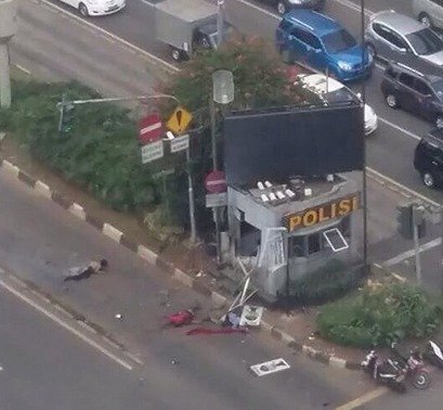 Islamisté v indonéské metropoli Jakartě zabili nejméně pět lidí.