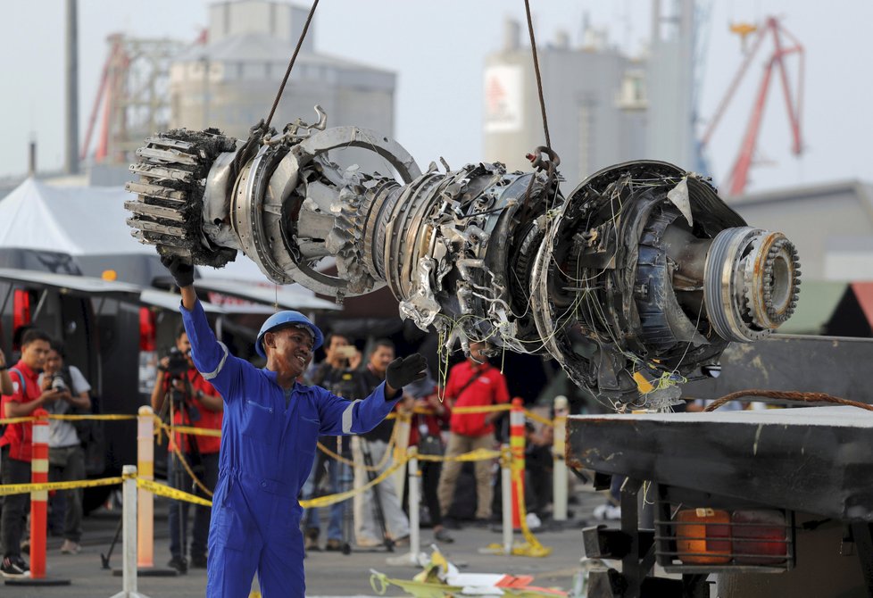 Nehoda Lion Air (říjen 2018). Z moře byl vytažen jeden z motorů zříceného letadla společnosti Lion Air.