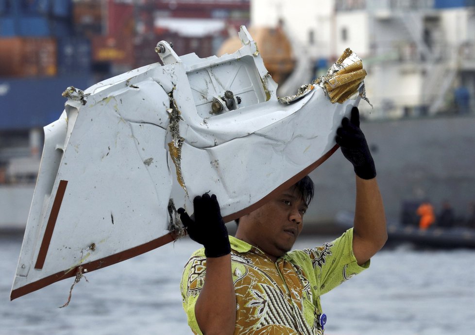 Pátrací akce po obětech zříceného letadla společnosti Lion Air a po druhé černé skřínce pokračuje.