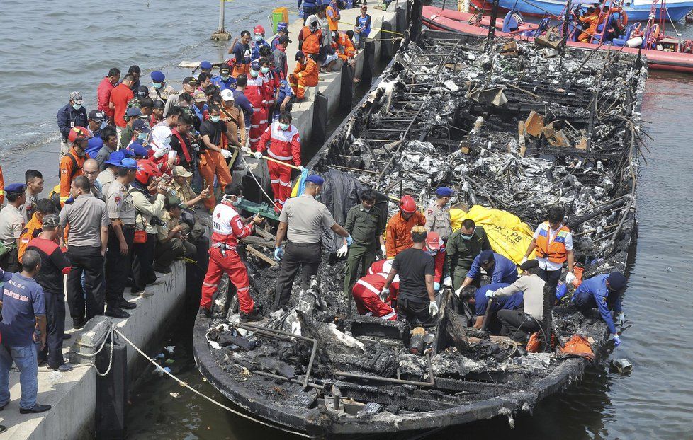 Při požáru trajektu zemřelo u Jakarty 23 lidí.