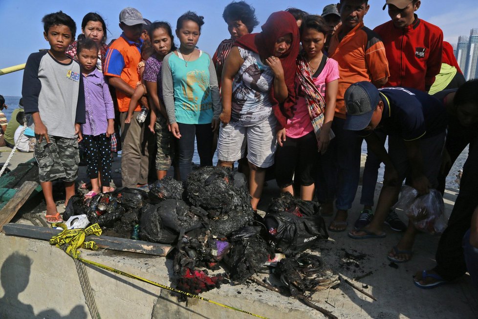 Při požáru trajektu zemřelo u Jakarty 23 lidí.