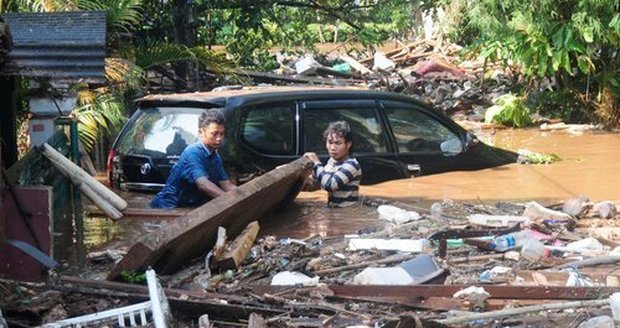 Dvoumetrová vlna z protržené hráze zaplavila předměstí Jakarty.