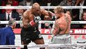 Jake Paul a Mike Tyson v ringu.