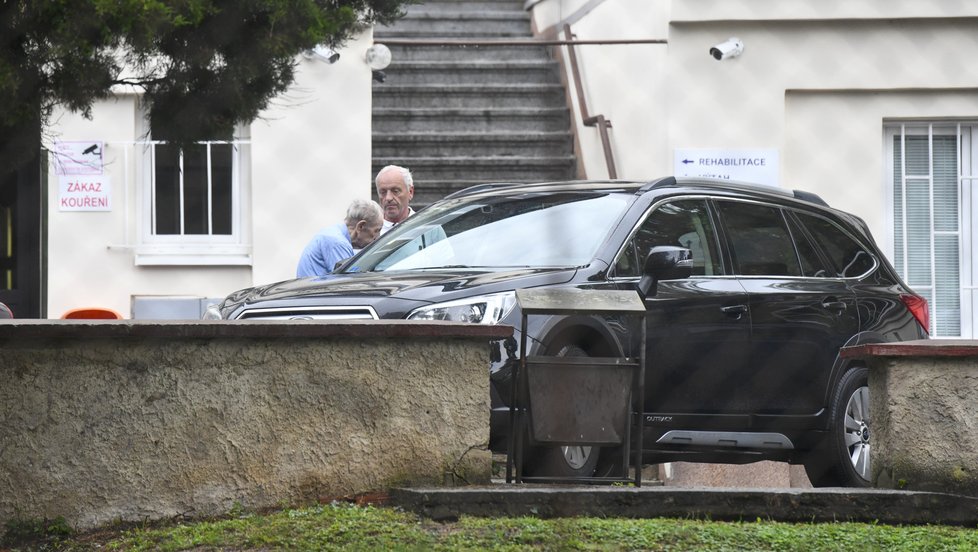 Milouše Jakeše převezl do LDN v Roztokách u Prahy jeho syn Lubomír (12. 8. 2019)