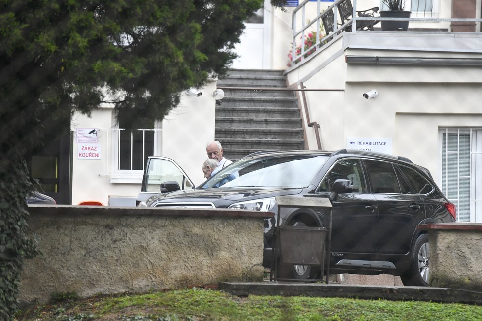 Milouše Jakeše převezl do LDN v Roztokách u Prahy jeho syn Lubomír (12. 8. 2019)