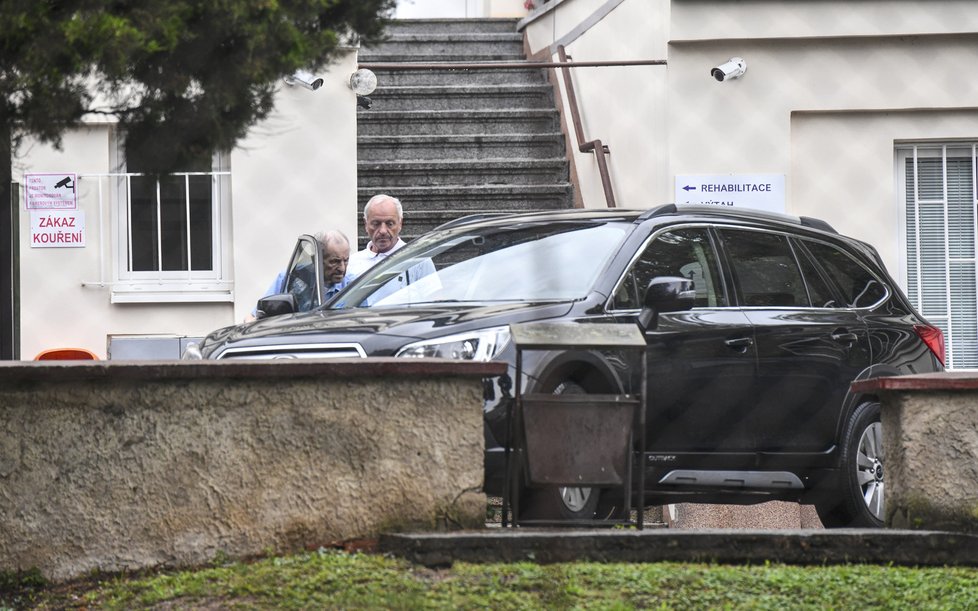 Milouše Jakeše převezl do LDN v Roztokách u Prahy jeho syn Lubomír. (12. 8. 2019)