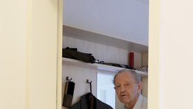 Miloš Jakeš (95) řekl, že upadl doma.