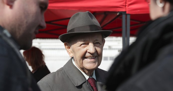 Milouš Jakeš (95): Upadl jsem doma!