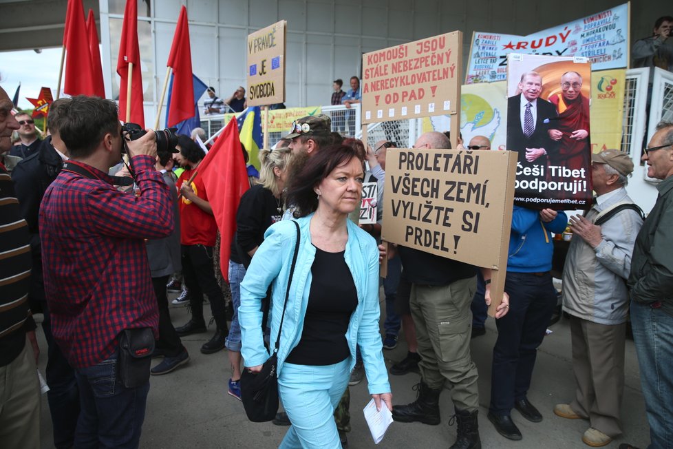 Marta Semelová a její spolustraníci se museli obejít bez Jakeše. A čelit protestům.