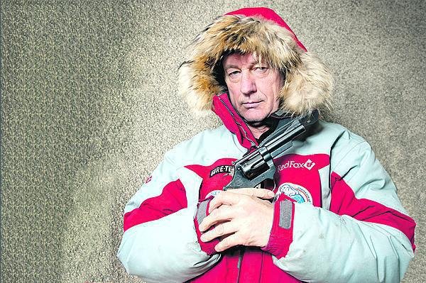 Když na svých cestách po polárních krajích uléhá Miroslav Jakeš ve stanu ke spánku, musí mít vždy po ruce revolver. Nebezpečí útoku medvěda je vysoké!