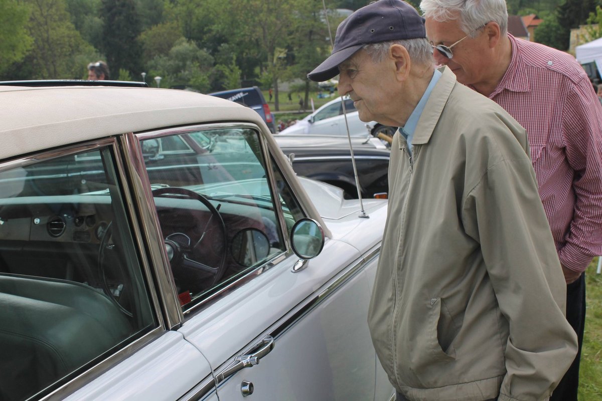 Jakeš měl sice za 93 let jen 3 auta, ale o vystavené vozy se zajímal. 