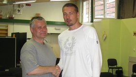 Nejznámější český vězeň s režisérem filmu Kajínek Petrem Jáklem.