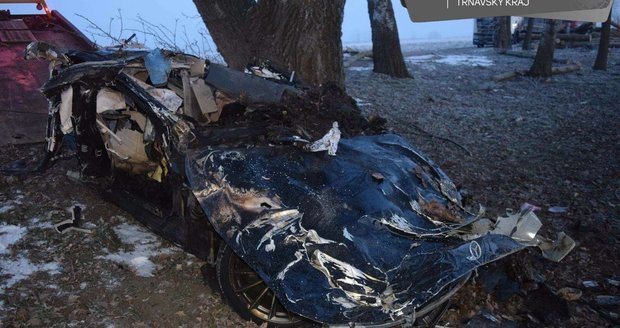 El coche finalmente quedó abandonado tras el accidente. Se incendió tras chocar contra un árbol. El coche finalmente quedó abandonado tras el accidente. Se incendió tras chocar contra un árbol.