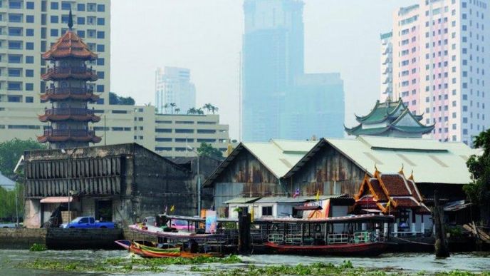 Jako každé rozvíjející se velkoměsto „třetího světa“ nabízí Bangkok kontrasty nového a starého. Na snímku vlevo rušná tržnice v China Townu. Koupíte tu zlaté šperky i pečenou husu.