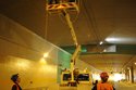Pracovní četa instaluje technologické kabely