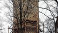 Věž Jakobínku postupně obepnulo historické lešení, které už dnes sahá do výšky třiceti metrů.