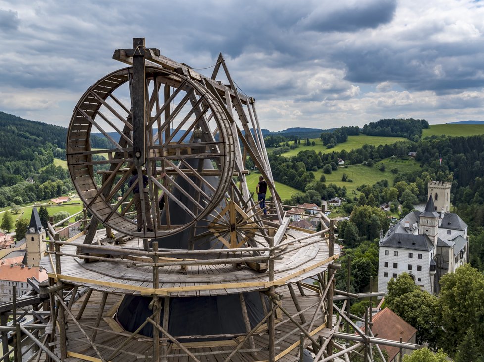 Replika jeřábu je umístěna na vrcholu věže Jakobínka v Rožmberku nad Vltavou.