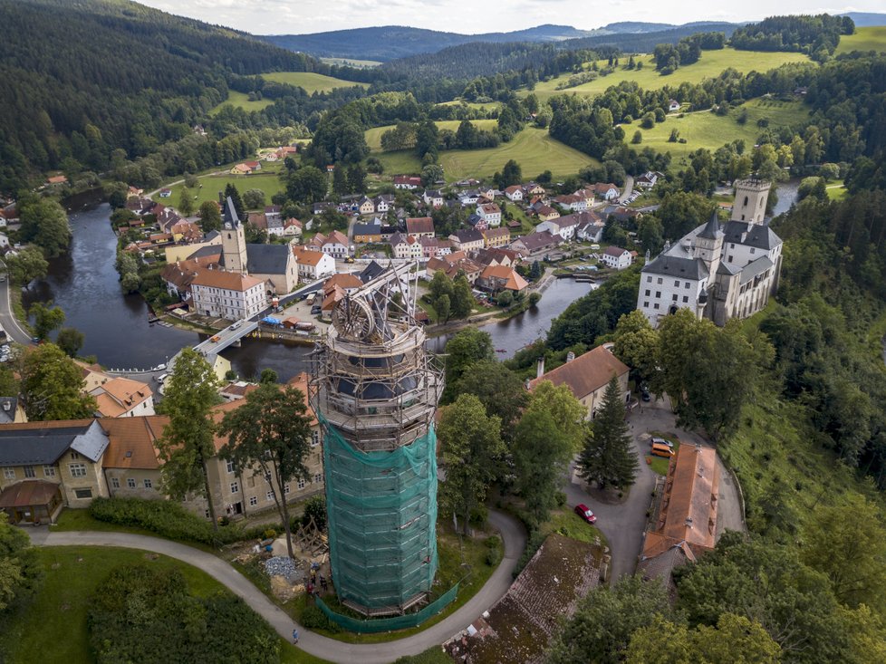 Replika jeřábu je umístěna na vrcholu věže Jakobínka v Rožmberku nad Vltavou.