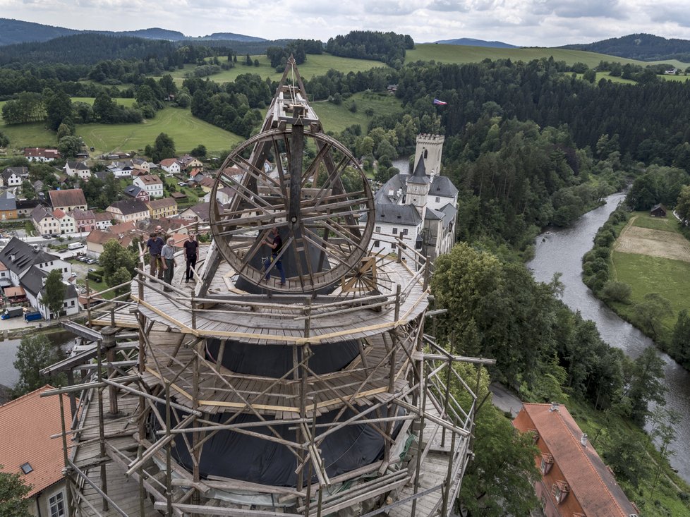 Replika jeřábu je umístěna na vrcholu věže Jakobínka v Rožmberku nad Vltavou.