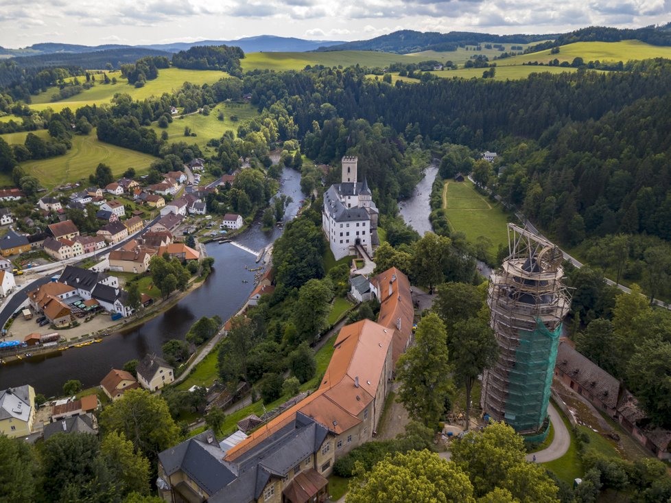 Věž Jakobínka, která prochází obnovou, se vypíná nejen nad Rožmberkem nad Vltavou, ale i nad celým krajem.