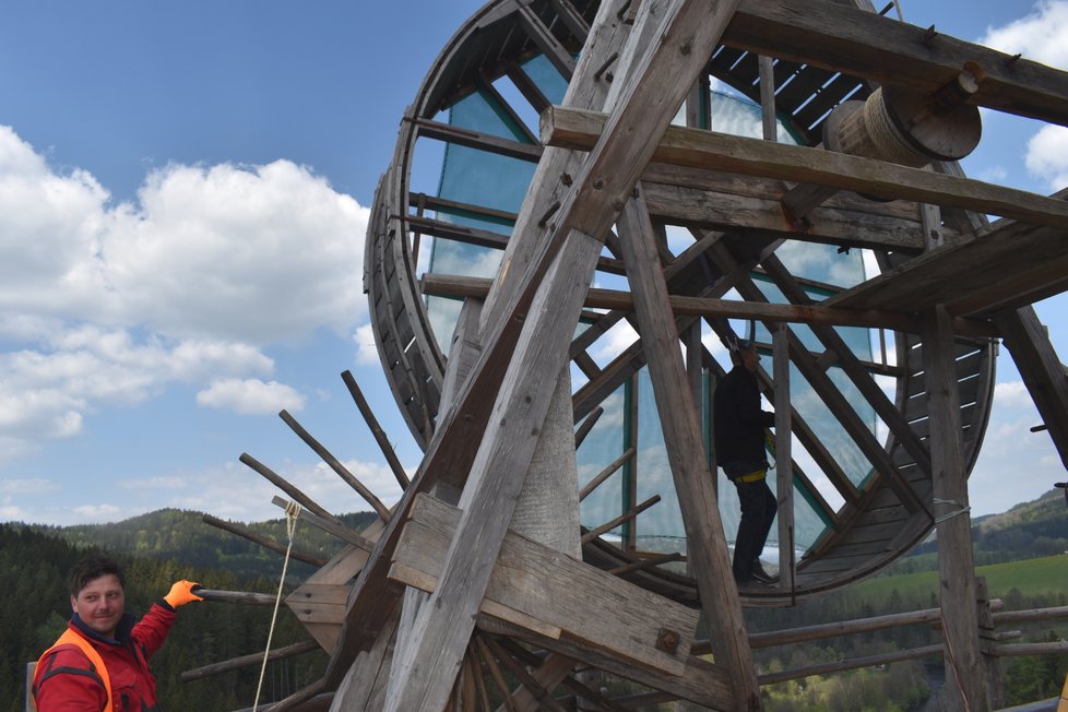 Replika jeřábu včetně kola na lidský pohon je umístěna na vrcholu věže Jakobínka.