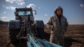 Zemědělci v Jakovlivce u Charkova vyrazili na pole i přes strach z ostřelování.