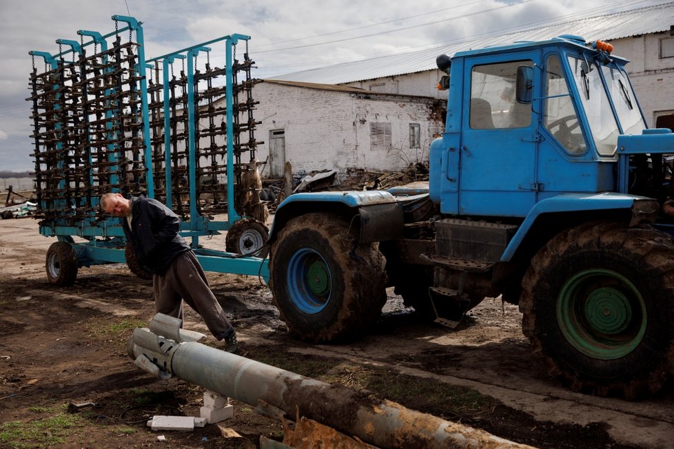 Zemědělci v Jakovlivce u Charkova vyrazili na pole i přes strach z ostřelování.