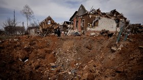 Zničená vesnice Jakovlivka se vzpamatovává z útoku ruských jednotek. (11.4.2022)