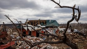 Zničená vesnice Jakovlivka se vzpamatovává z útoku ruských jednotek. (11.4.2022)